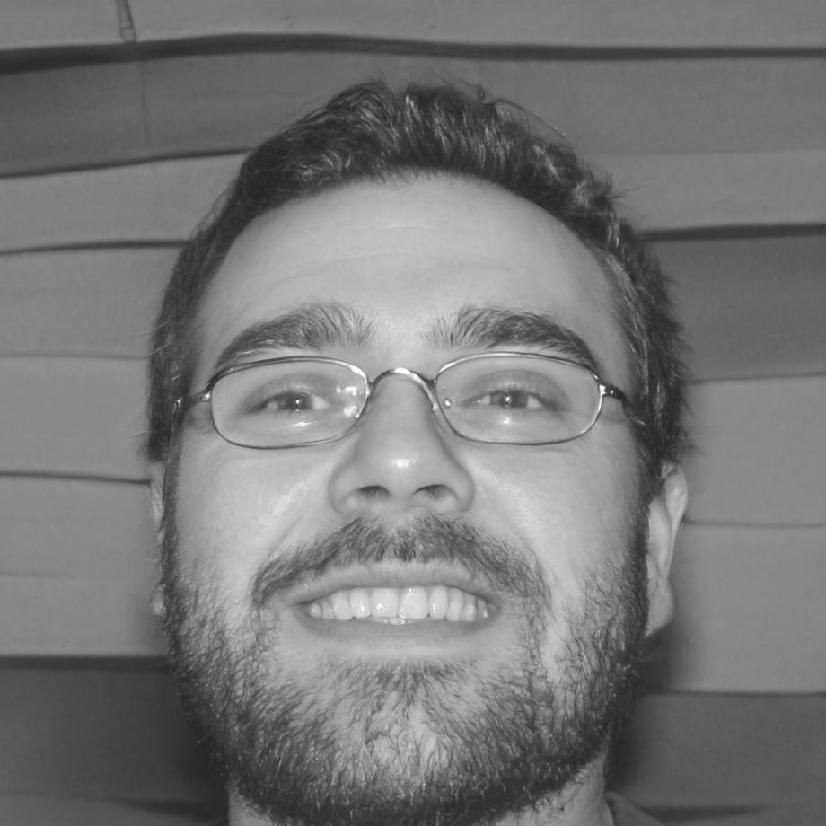Retrato de Claudio Serrano, consultor de estrategia comercial